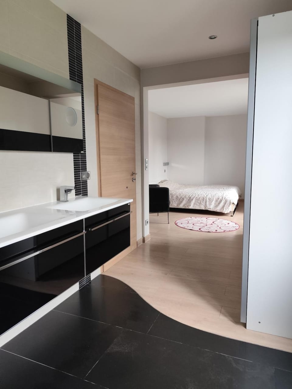 Photo of the whole room, Bedroom, wardrobe