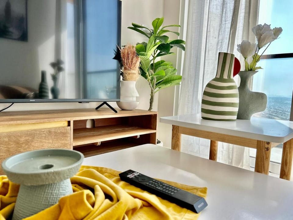 Homes2Retreat - Golf & Desert Views - Luxe 1BR Escape Apartment in Dubai