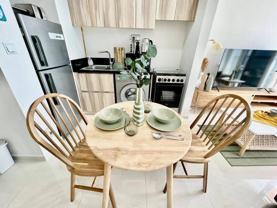 Homes2Retreat - Golf & Desert Views - Luxe 1BR Escape Apartment in Dubai