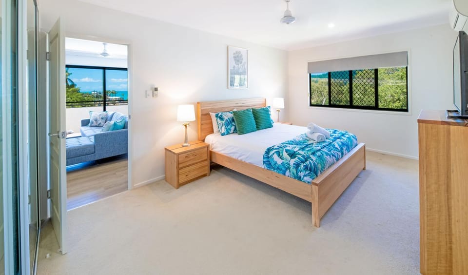 Bed, TV and multimedia, Bedroom, wardrobe
