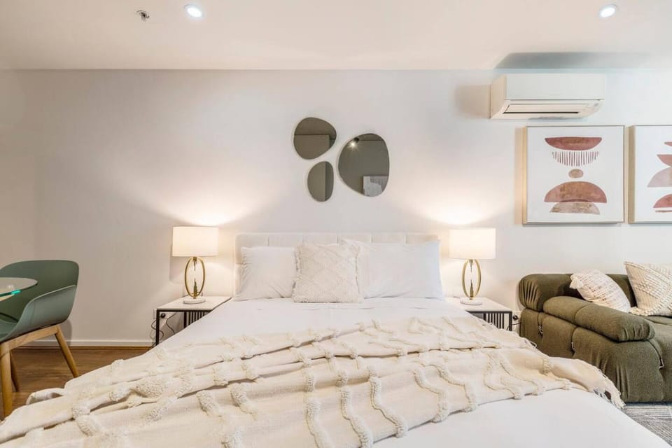 Cozy & Central Studio at Flagstaff Gardens with Gym Apartment in Melbourne