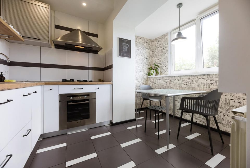 Kitchen or kitchenette, Dining area, oven, stove