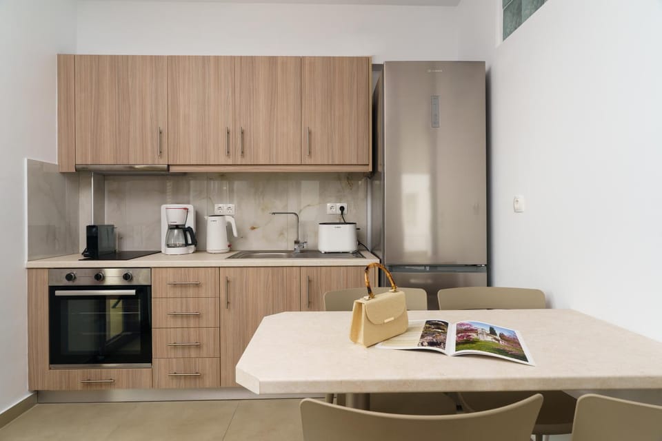 Coffee/tea facilities, Kitchen or kitchenette, oven, stove, toaster