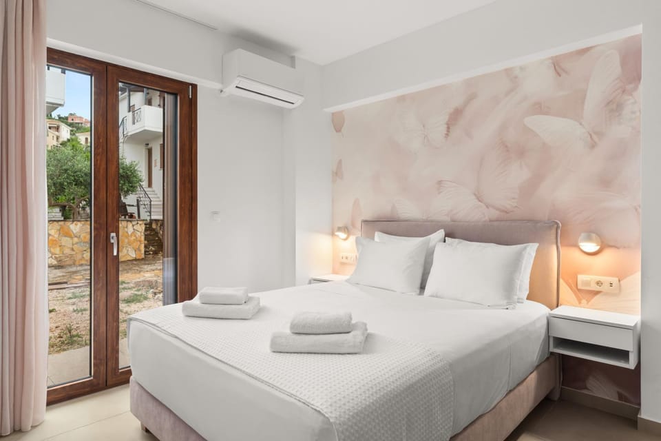 Bed, Photo of the whole room, Bedroom, air conditioner