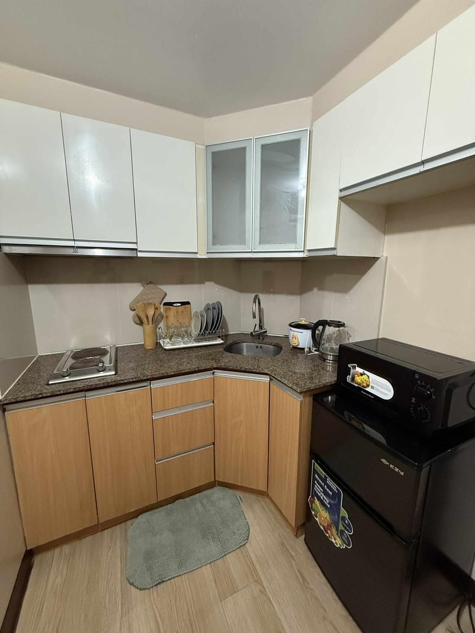 Coffee/tea facilities, Kitchen or kitchenette, dishwasher, stove, toaster