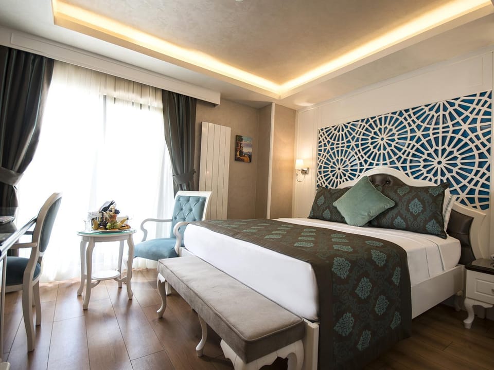 Photo of the whole room, City view