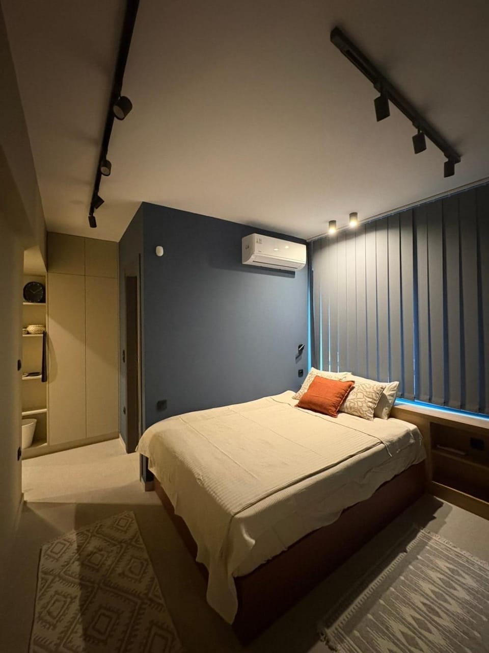 Bed, Photo of the whole room, Bedroom, air conditioner