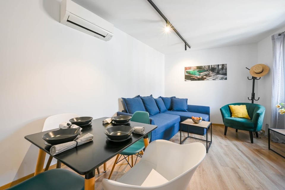 Living room, Dining area, air conditioner
