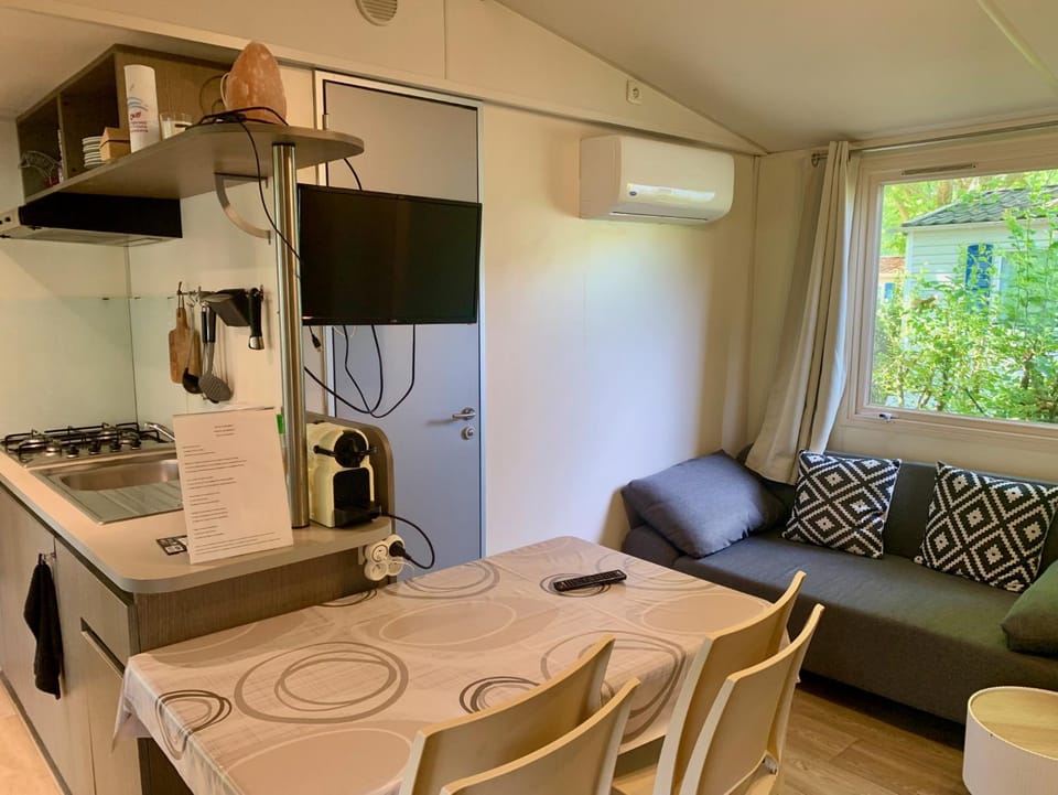 TV and multimedia, Seating area, Dining area, kitchen, air conditioner