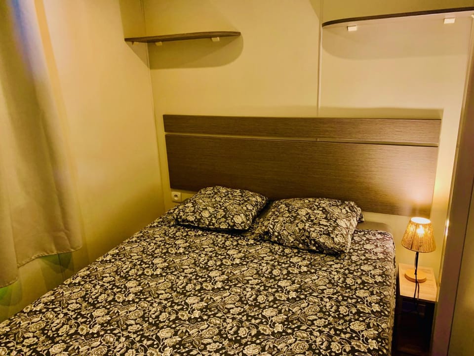 Bed, Photo of the whole room, Bedroom, storage