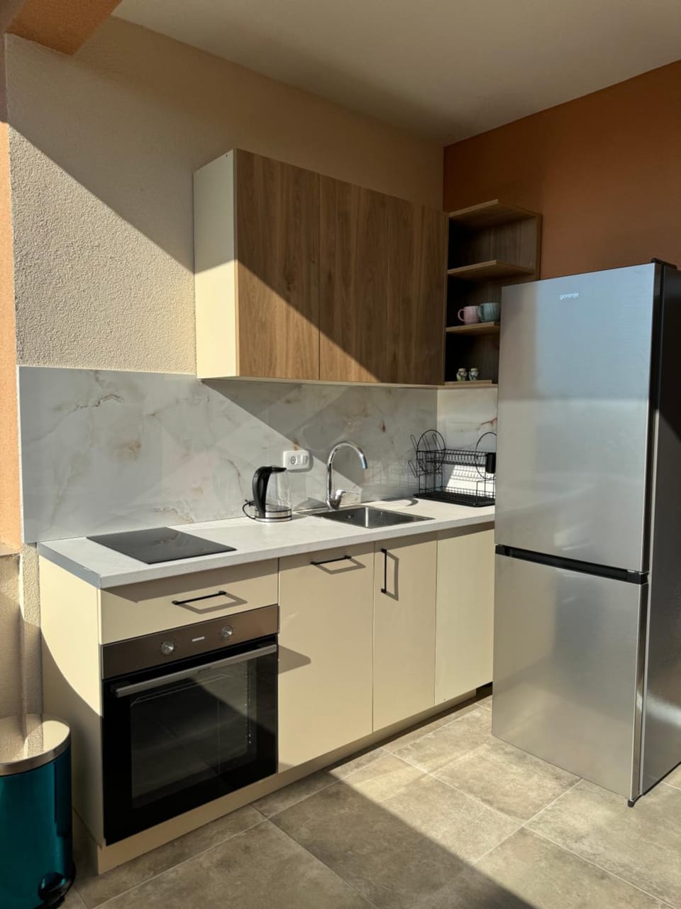 Kitchen or kitchenette, dishwasher, oven