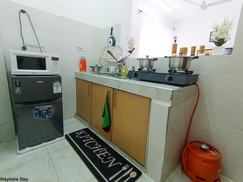 Kitchen or kitchenette, dishwasher, oven