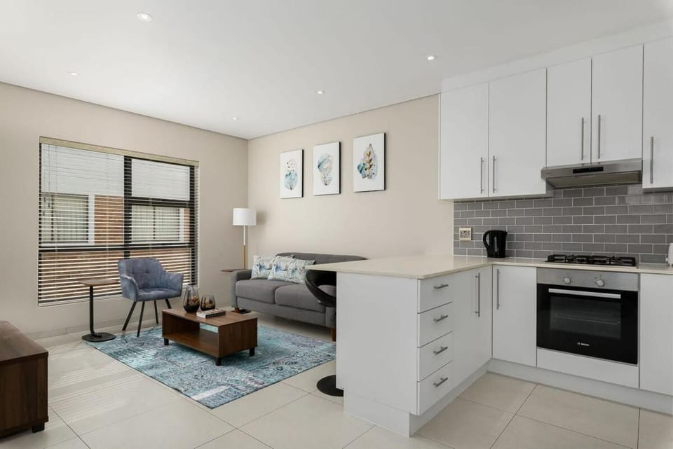 Kitchen or kitchenette, Seating area, oven