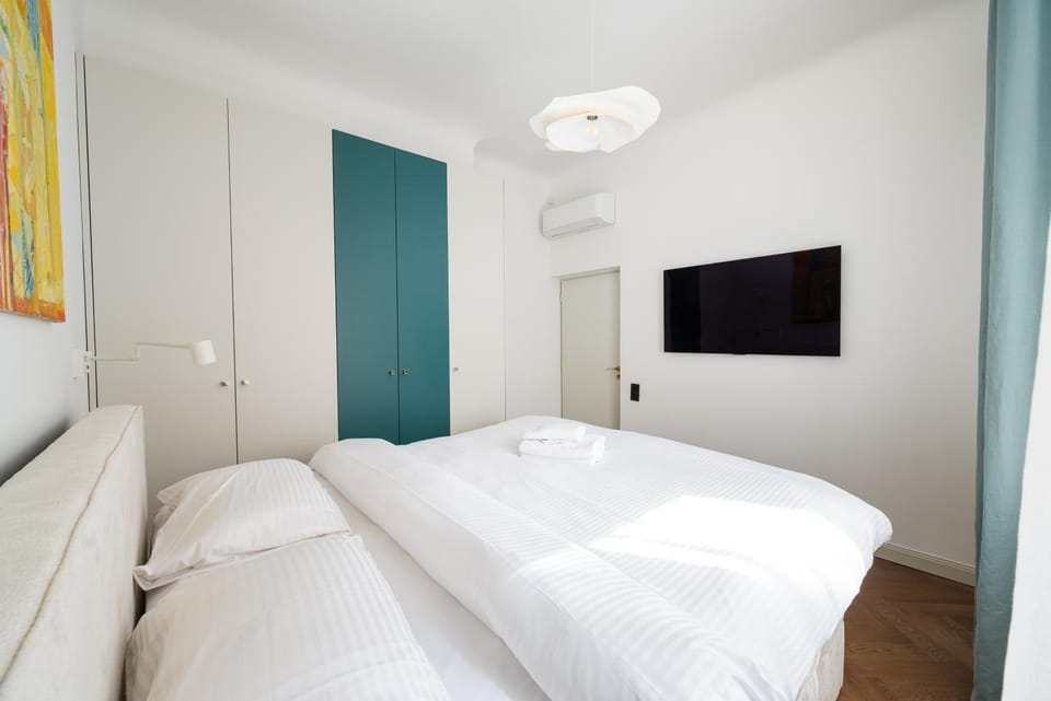 Communal lounge/ TV room, Bed, TV and multimedia, Photo of the whole room, Evening entertainment, Bedroom, towels, wardrobe, air conditioner