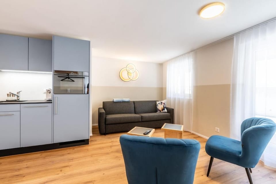 Living room, Seating area, Dining area, oven