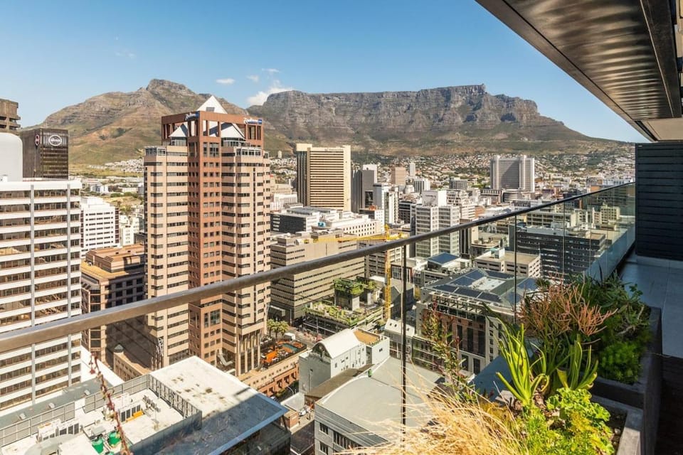 Property building, Nearby landmark, Day, Neighbourhood, Natural landscape, City view, Mountain view, Street view, Location