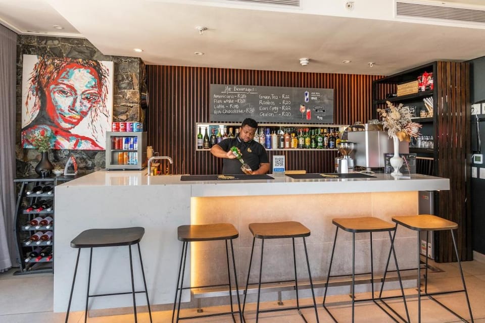 Restaurant/places to eat, People, Lounge or bar, Drinks, Alcoholic drinks