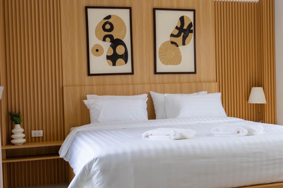 Bed, Photo of the whole room, Bedroom, towels