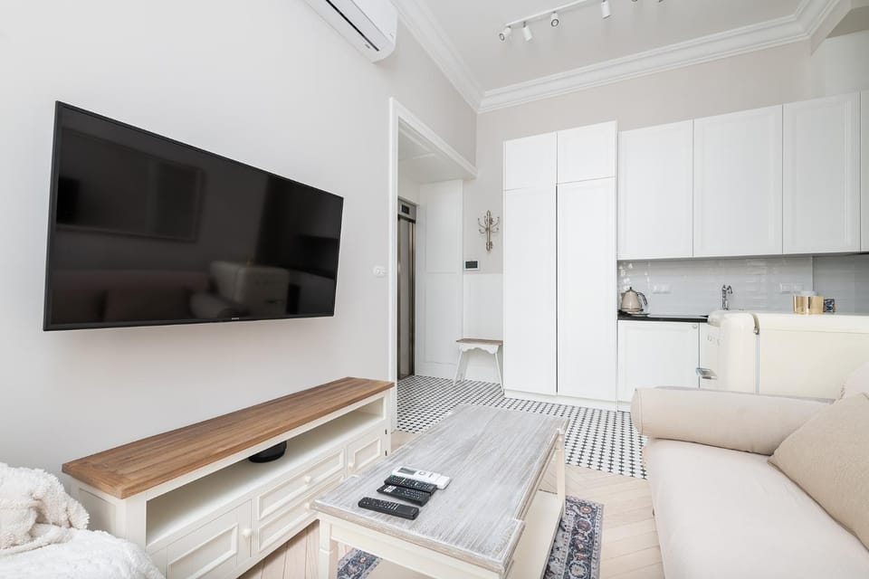 TV and multimedia, Kitchen or kitchenette, Living room, Seating area