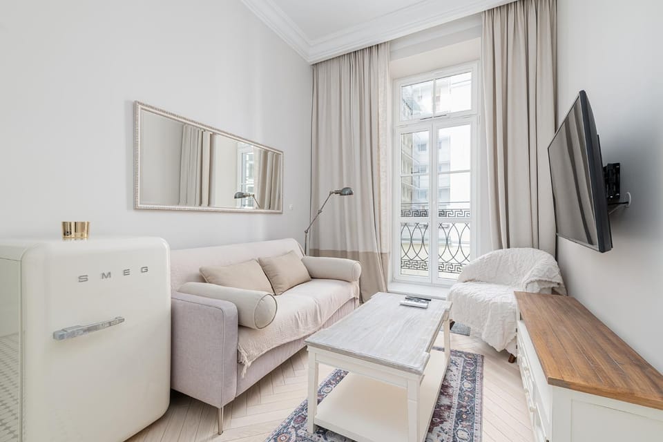 Bed, Living room, Photo of the whole room