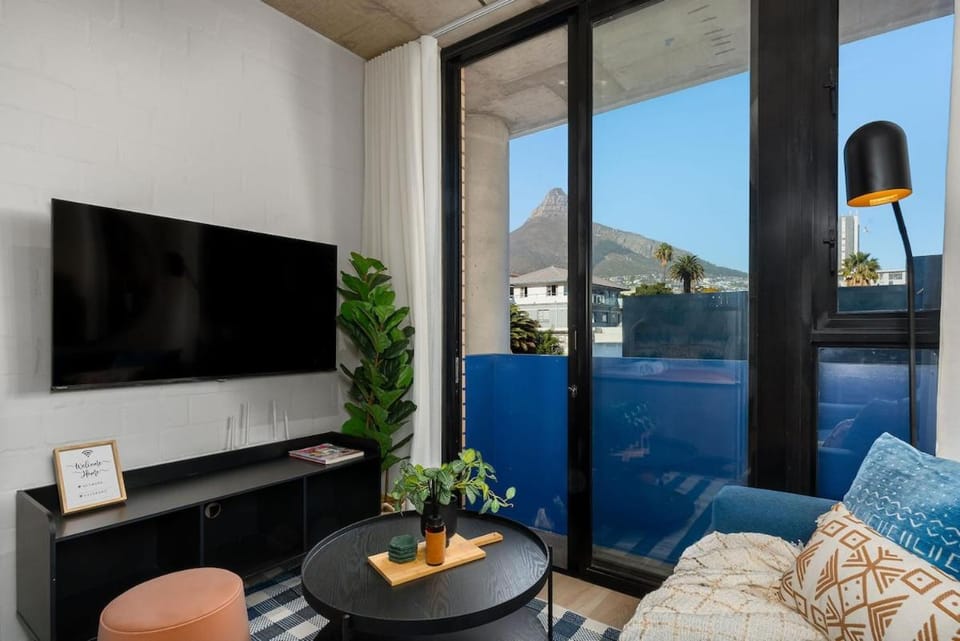 Communal lounge/ TV room, Natural landscape, TV and multimedia, Living room, Seating area