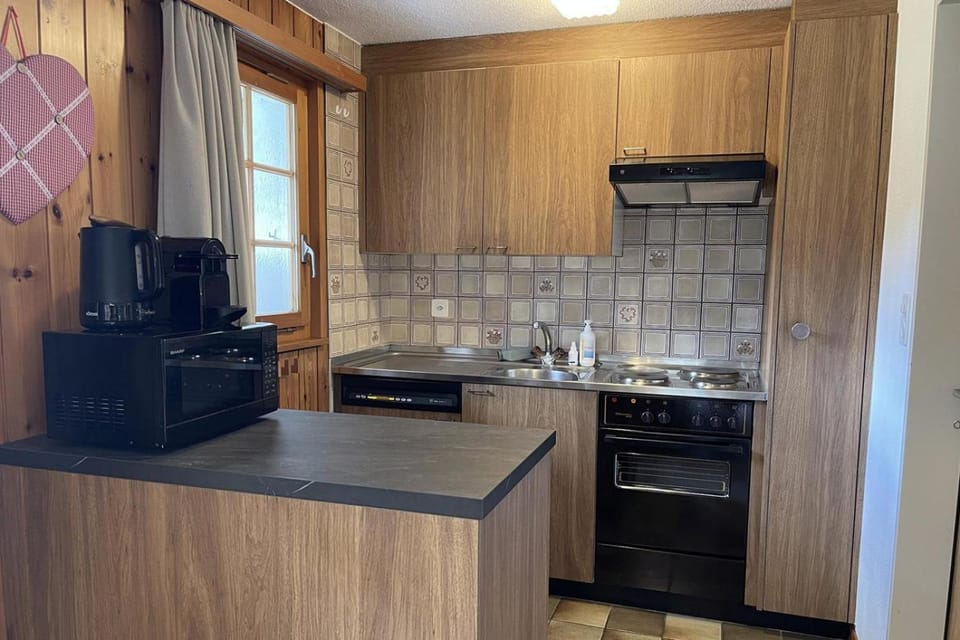 Coffee/tea facilities, Kitchen or kitchenette, dishwasher, oven, stove