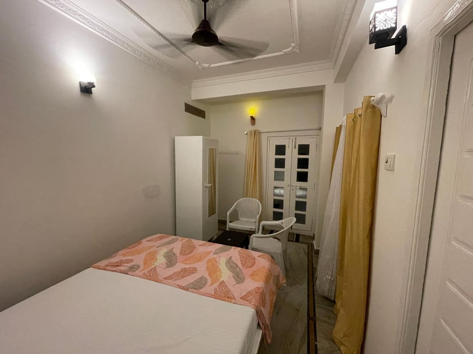 Photo of the whole room, Bedroom, wardrobe