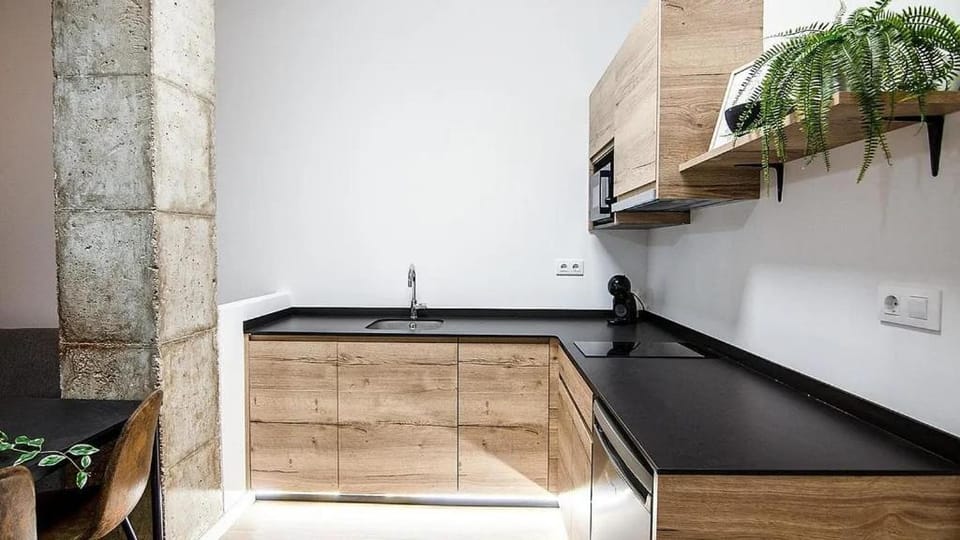 Kitchen or kitchenette, Dining area, microwave, minibar, stove