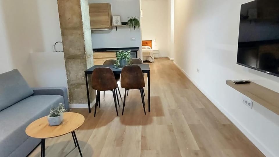 TV and multimedia, Kitchen or kitchenette, Living room, Seating area, Dining area