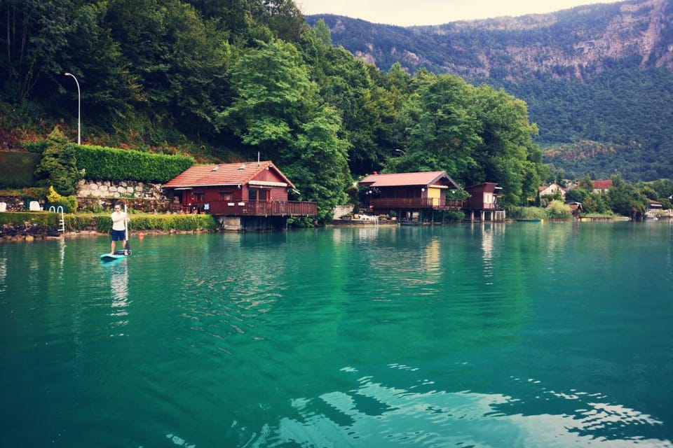 Rare petit chalet sur le lac barque à rames clim Chalet in Auvergne-Rhône-Alpes