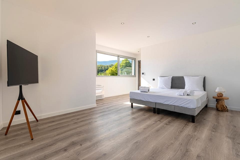 Photo of the whole room, Bedroom