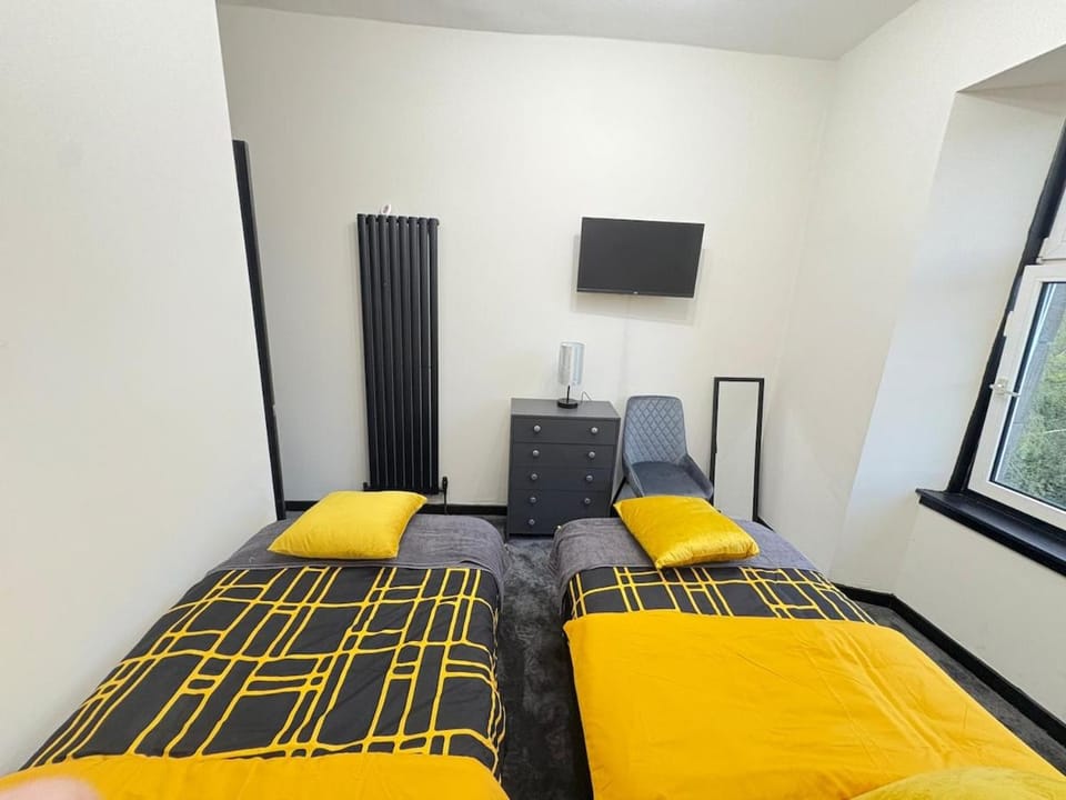 3BR Modernised Home Sleeps 8, Walking Distance to West End, Free Parking Apartment in Glasgow