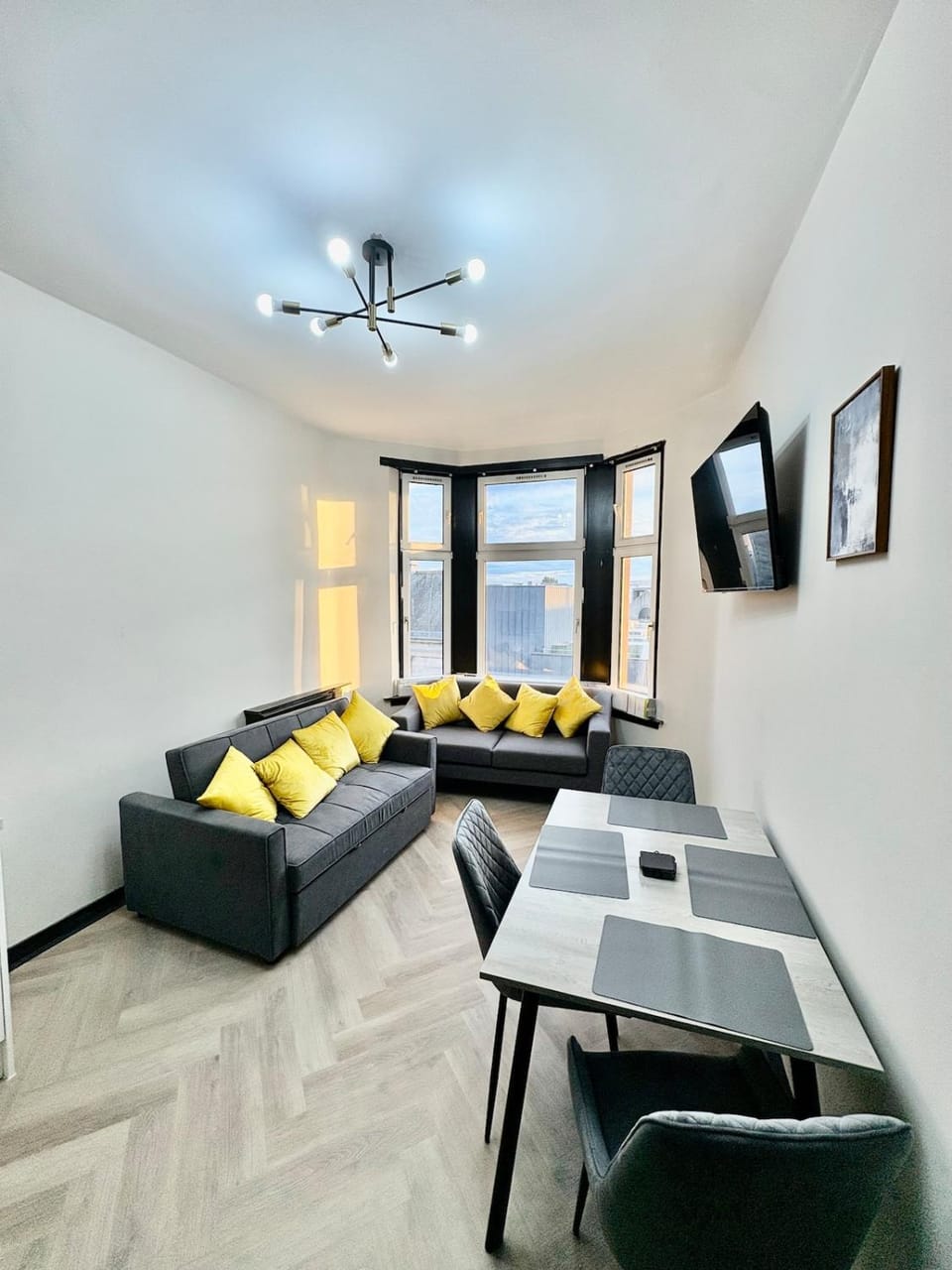 3BR Modernised Home Sleeps 8, Walking Distance to West End, Free Parking Apartment in Glasgow