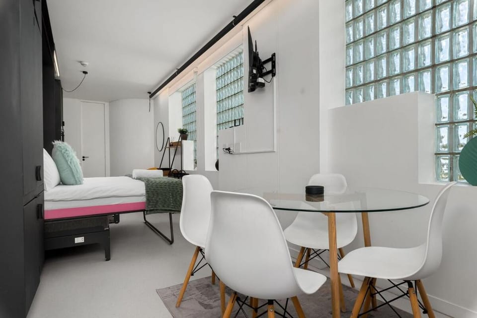 Bed, Seating area, Dining area, Bedroom