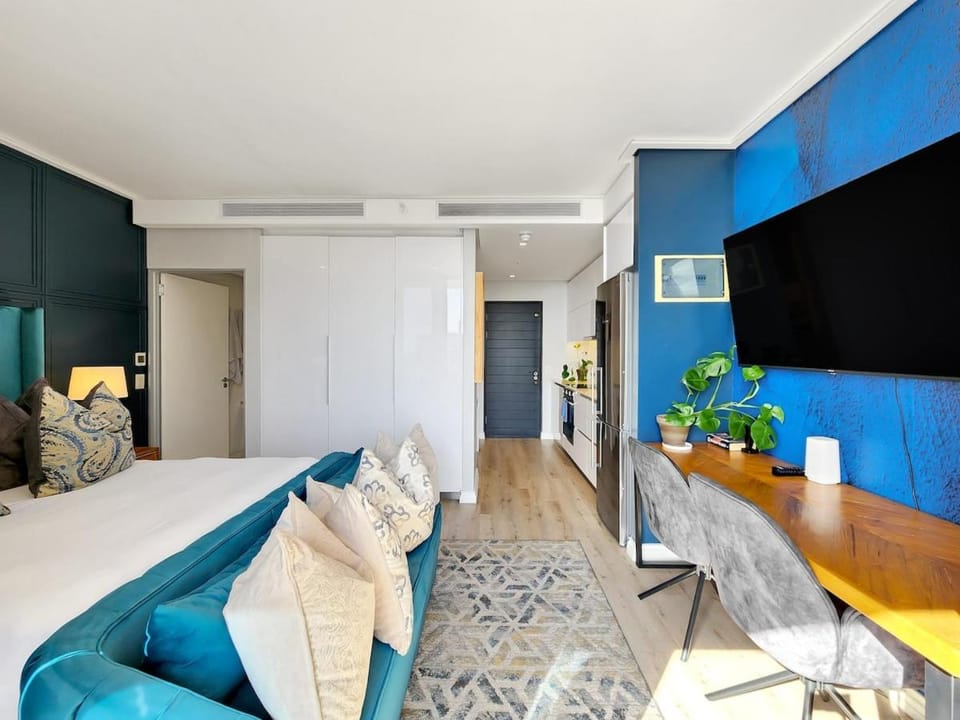 Bed, TV and multimedia, Living room, Seating area, Bedroom