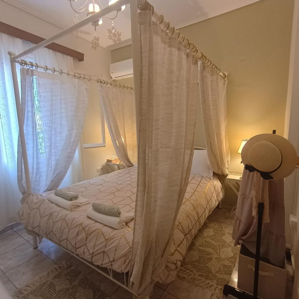 Bed, Photo of the whole room, Bedroom, towels, air conditioner