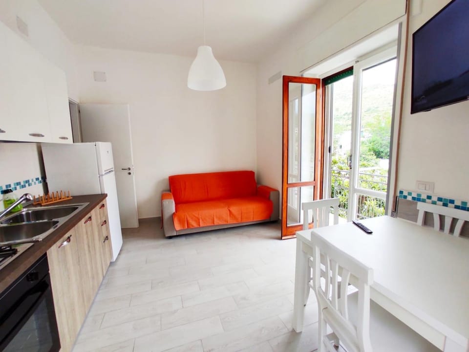 TV and multimedia, Kitchen or kitchenette, Seating area, Dining area, oven, stove