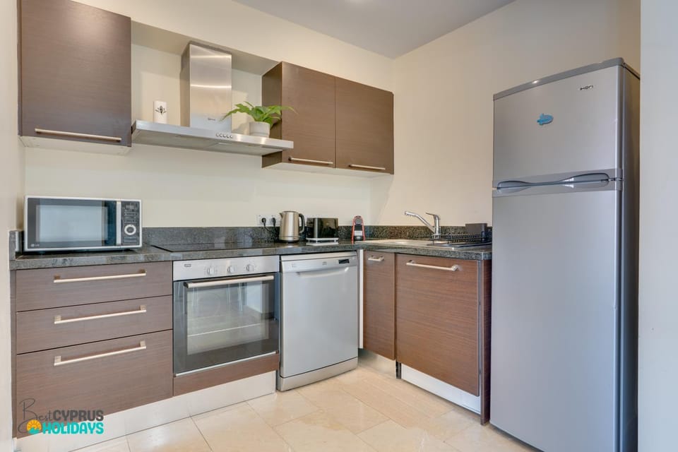 Kitchen or kitchenette, dishwasher, minibar, oven, stove, toaster