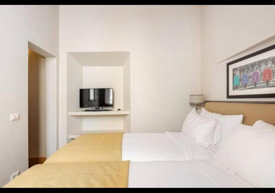 Bed, TV and multimedia, Photo of the whole room, Bedroom
