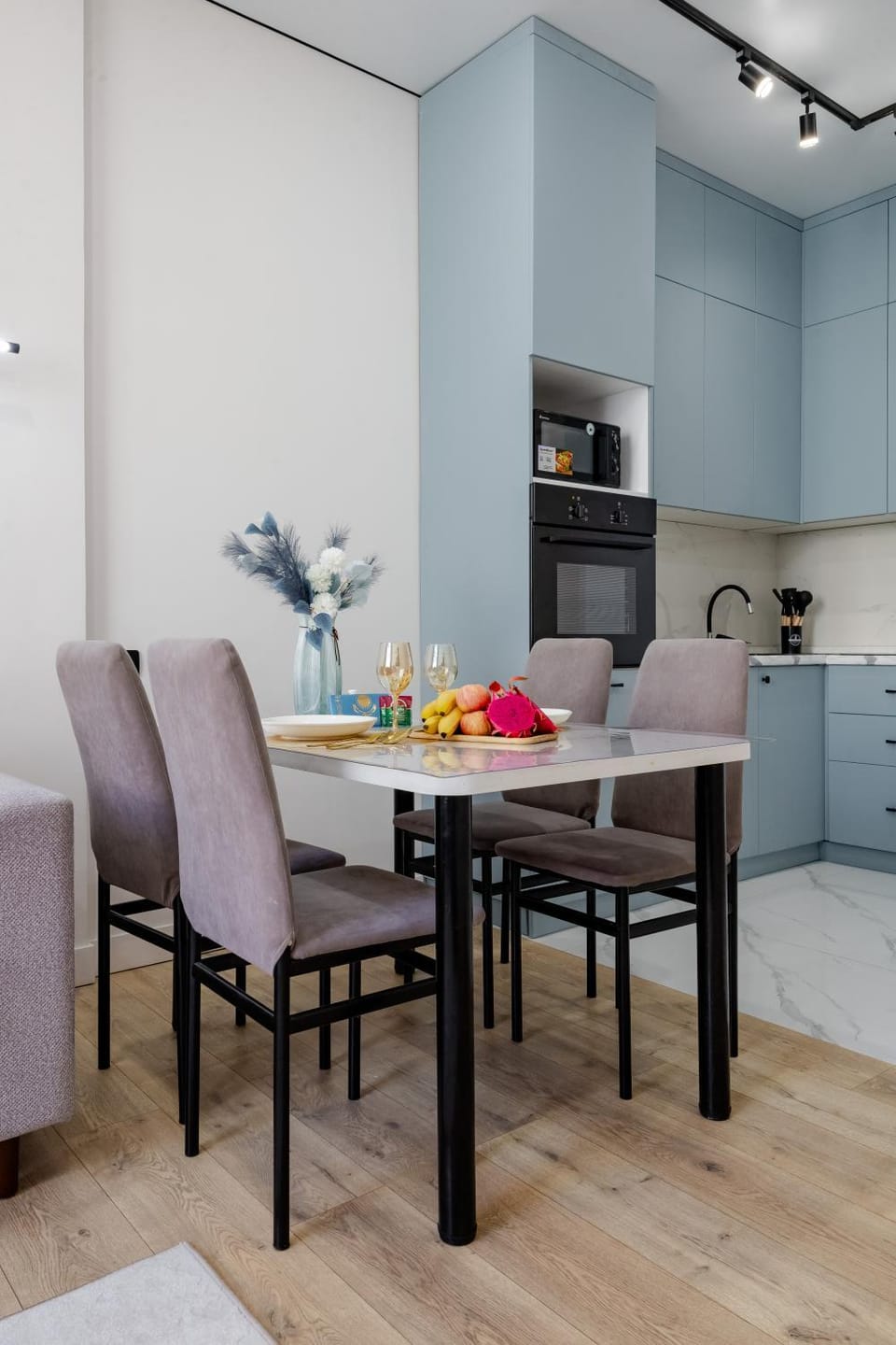 Coffee/tea facilities, Kitchen or kitchenette, Living room, Dining area, stove