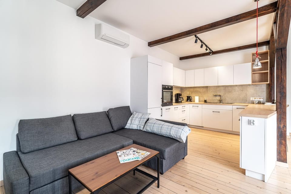 Kitchen or kitchenette, Seating area, stove