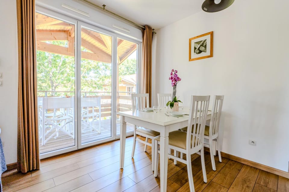 View (from property/room), Balcony/Terrace, Dining area