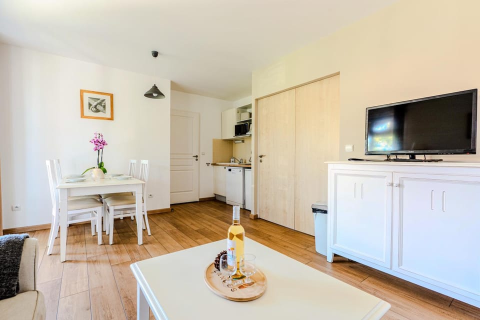 TV and multimedia, Kitchen or kitchenette, Dining area, stove
