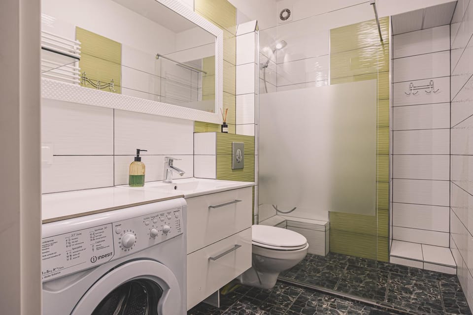 Shower, Toilet, Bathroom, towels, washing machine