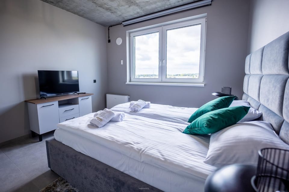 Bed, TV and multimedia, Photo of the whole room, Bedroom, towels