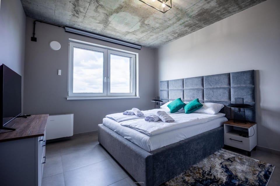 Bed, Photo of the whole room, Bedroom, towels