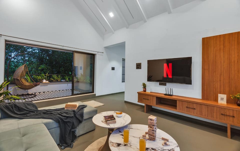 TV and multimedia, Living room, Food and drinks, Seating area, Evening entertainment