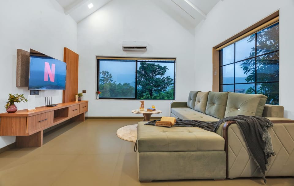 TV and multimedia, Living room, Seating area, Evening entertainment, air conditioner