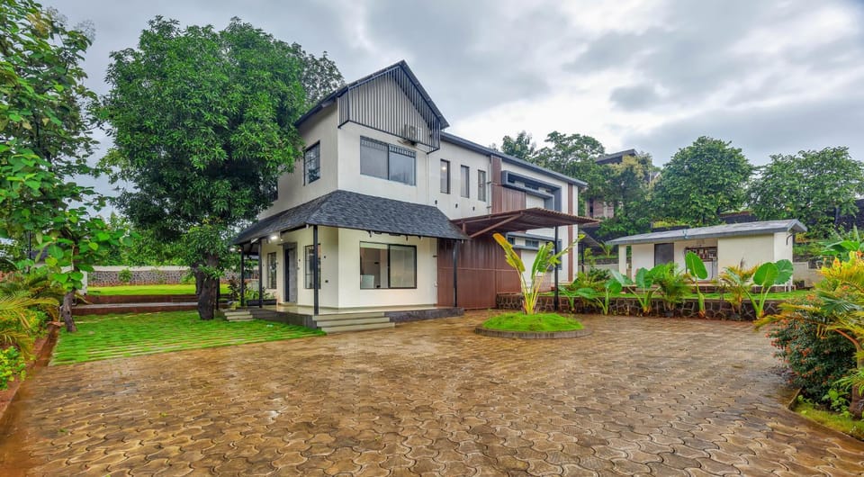 Property building, Patio, Bed, Game Room, Garden, Living room, Bedroom, Garden view, Swimming pool, Breakfast, Lunch, Dinner, Parking, wardrobe
