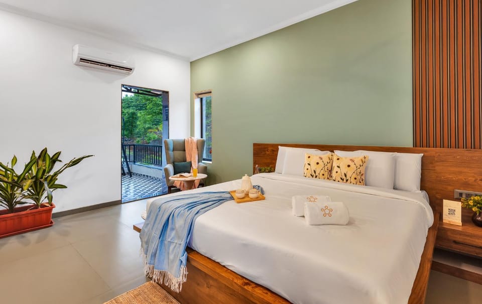 Bed, Photo of the whole room, Seating area, Bedroom, towels